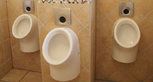 Berührungslose Armaturen können nicht nur im Gaststättenbetrieb, sondern auch zuhause für
WC, Waschtisch und Urinal eingesetzt werden